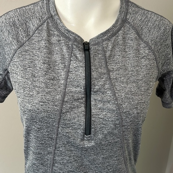 Athleta PACIFICA CONTOURED Grey HEATHER TEE UPF Swim Paddle Beach Sz S - Picture 4 of 13